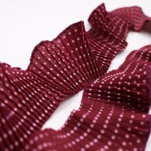 Plisado Polka burdeo
